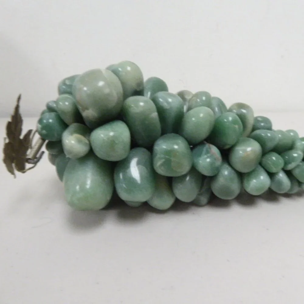 Vintage jade green quartz stone bunch of grapes 9.5 x 4